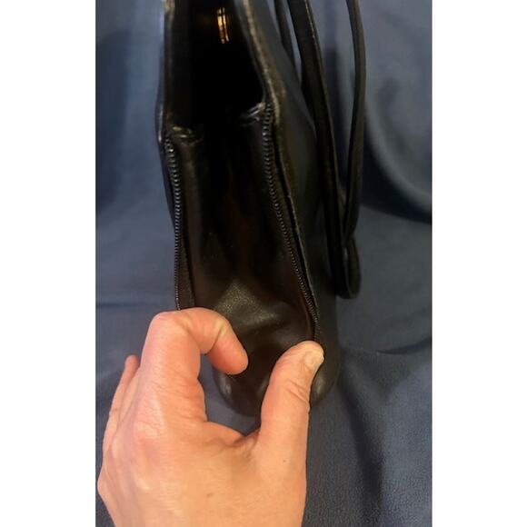 Hidesign Black Leather Expandable Medium Sized Shoulder Bag - Picture 8 of 9